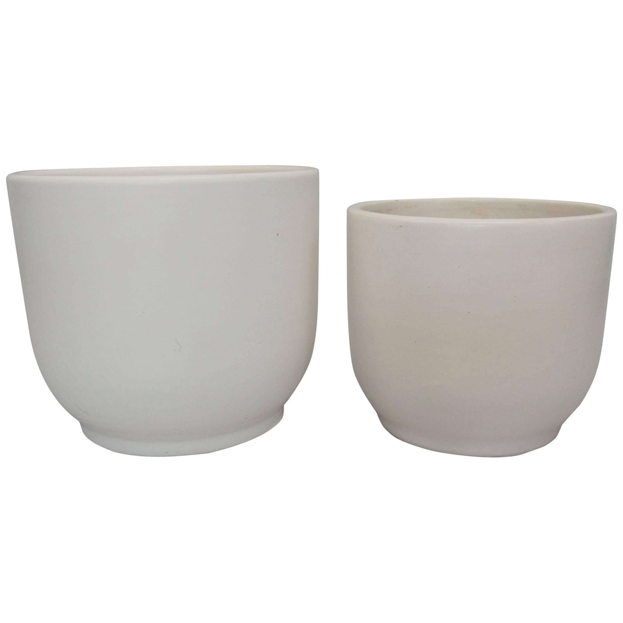 Pair of Matte White Graduated Height Gainey Planter Pots