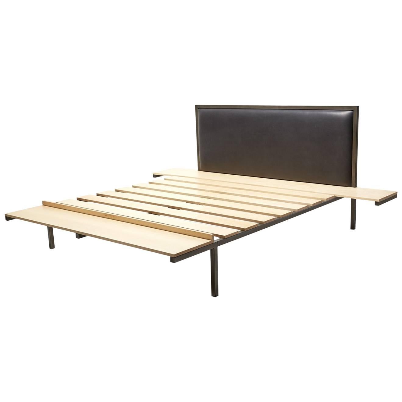 Cadre de lit personnalisable avec tables d'appoint et banc en vente