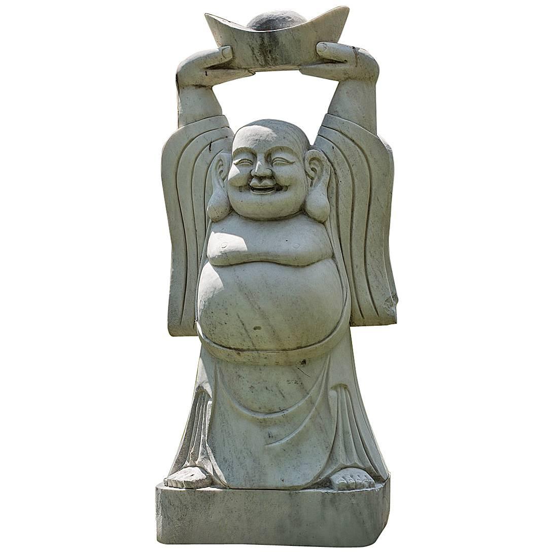 Chinesische Gartenskulptur eines einladenden, fröhlichen Buddha aus Stein im Angebot