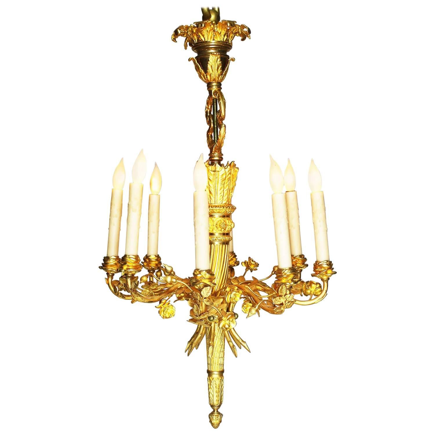 Französischer achtflammiger Kronleuchter aus vergoldeter Bronze im Louis-XVI.-Stil des 19. Jahrhunderts