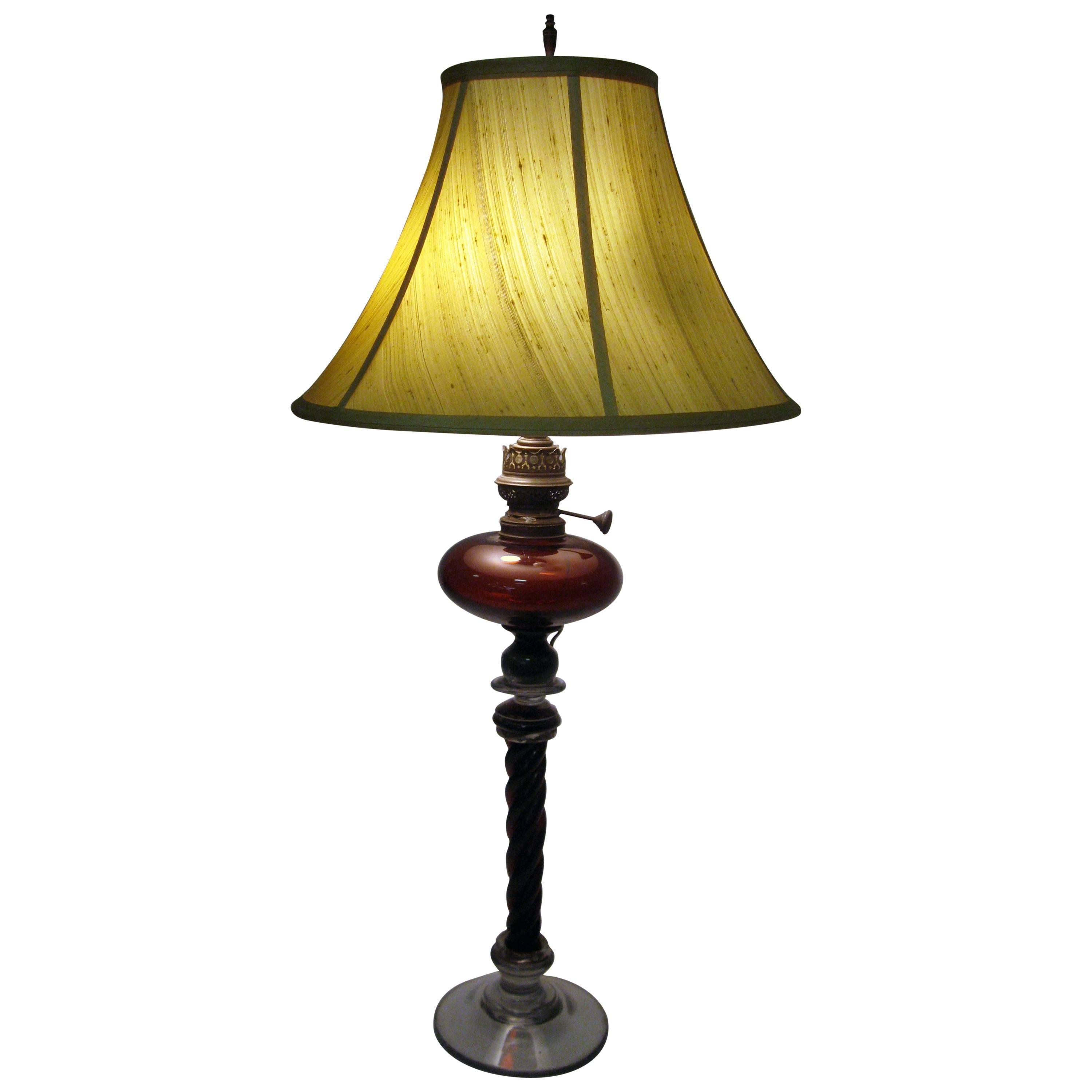 Lampe à colonne torsadée en verre canneberge américaine du XIXe siècle