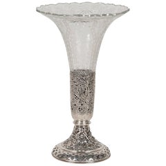 Vase en cristal taillé et gravé avec base en argent