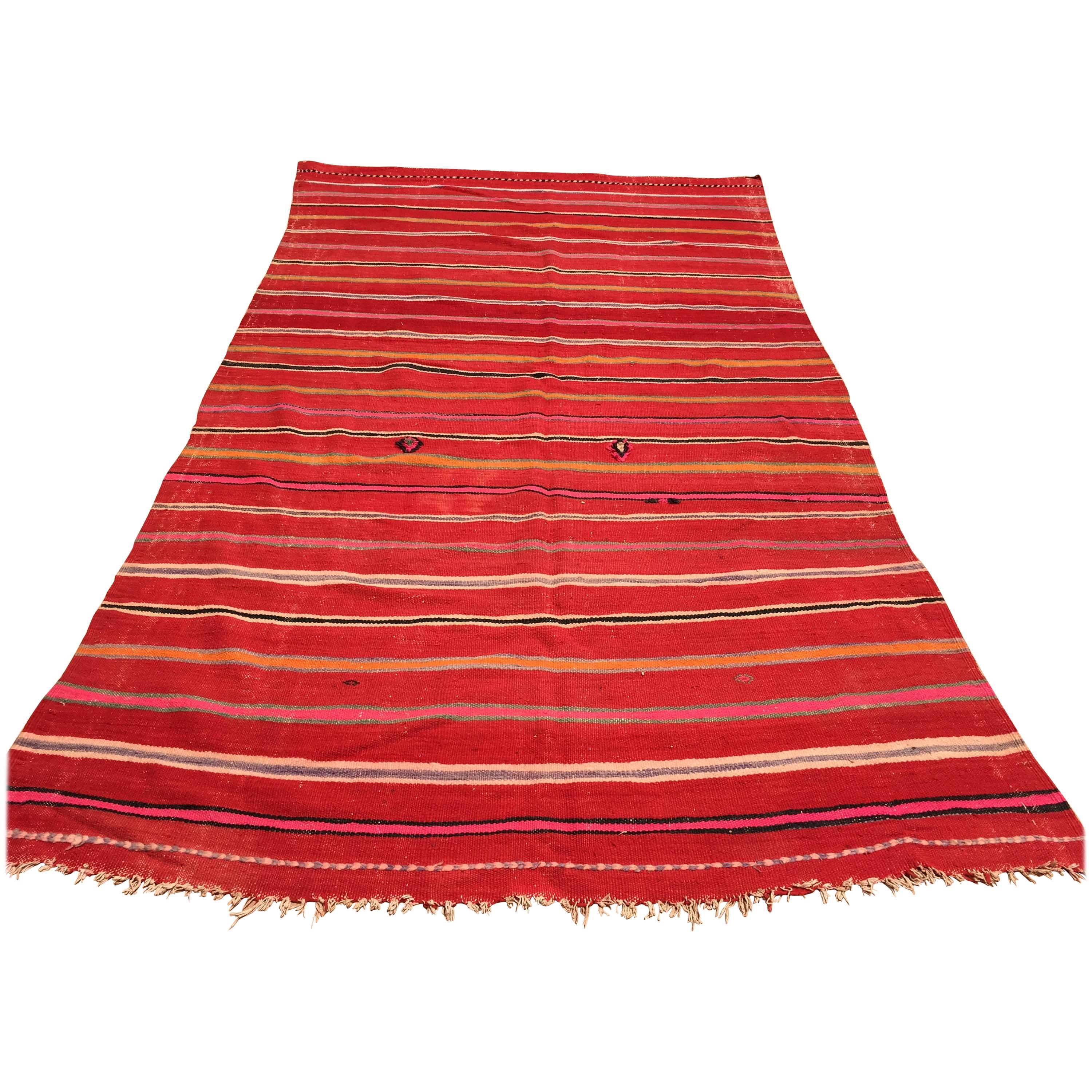 Tapis marocain vintage à tissage plat et à rayures en vente
