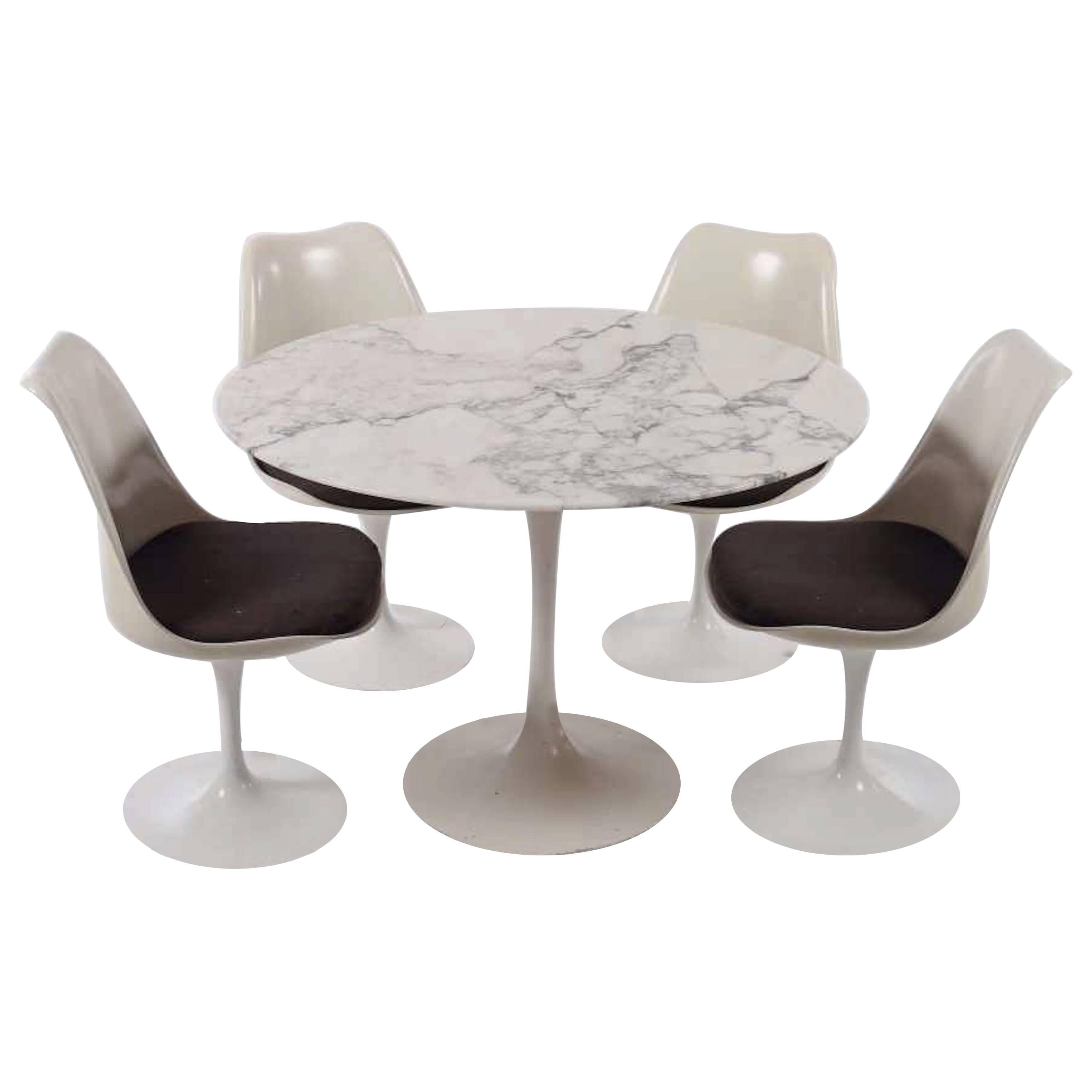 Tulip Dining Set Table and Chairs by Eero Saarinen for Knoll International 1970s For Sale