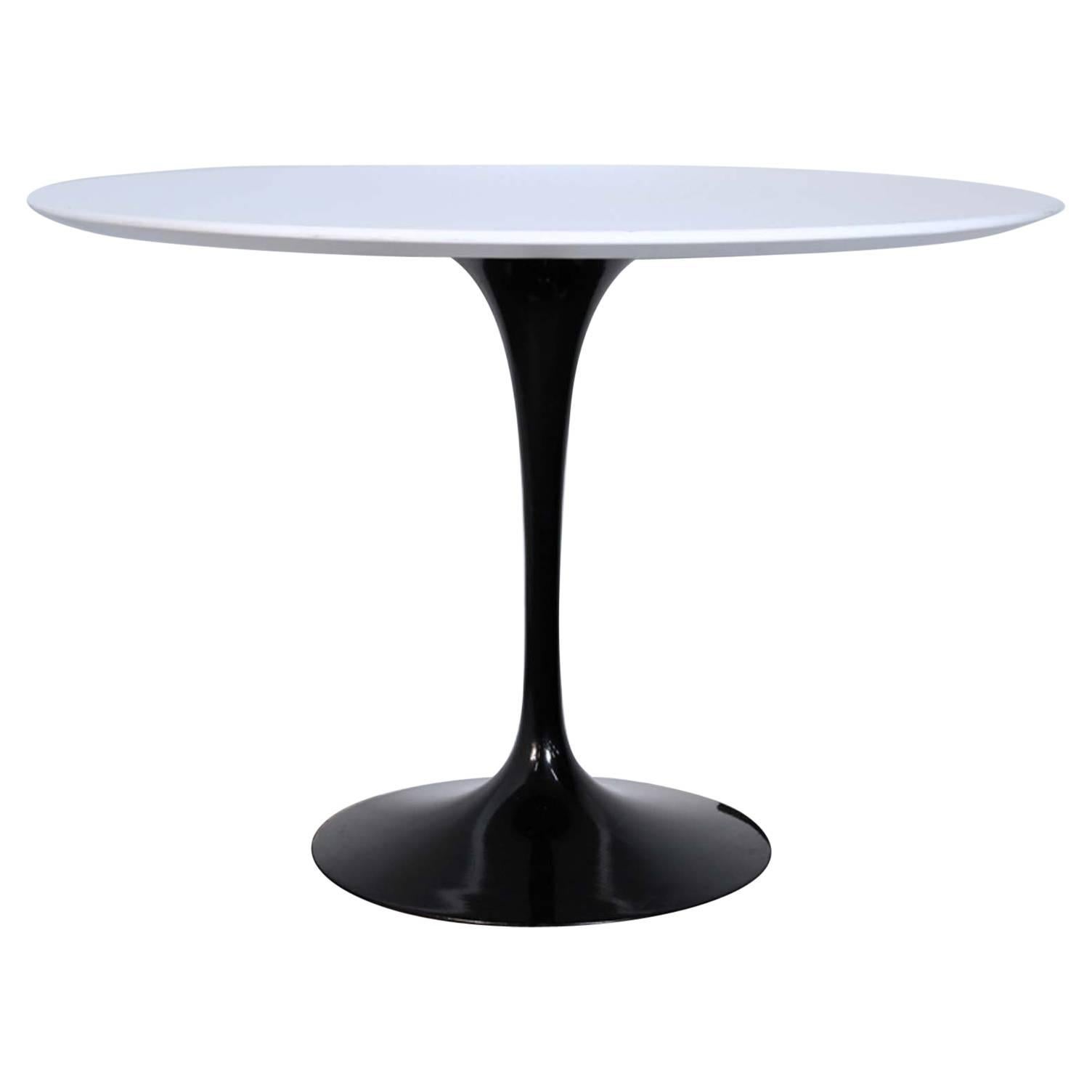 Knoll Studio 1956, Signed Saarinen Heavy Black Lacquer Base, Round White Dining For Sale