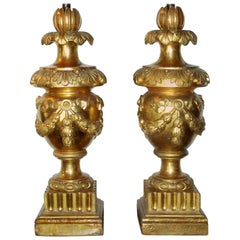Paire d'urnes ou de fragments architecturaux en bois doré montés comme lampes
