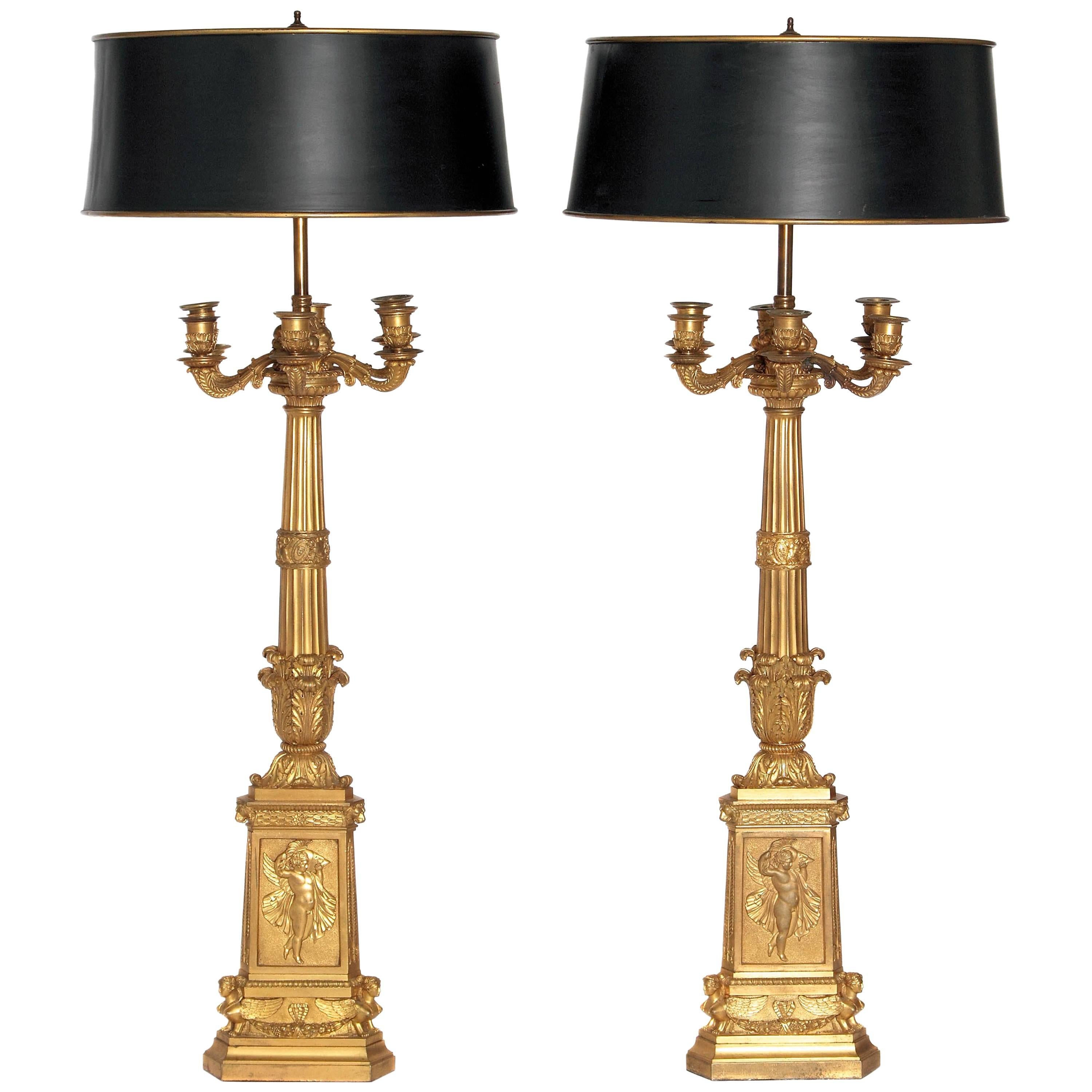 Paar hohe sechsarmige Bronze-Doré-Kandelaber aus dem französischen Empire als Lampen