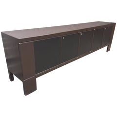 Grand buffet brutaliste en chêne laqué noir et marron, vers 1970
