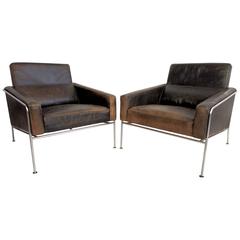 Pair of Vintage Model 3300 Lounge Chairs by Arne Jacobsen for Fritz Hansen