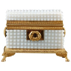 Boîte à bijoux en opaline blanche Charles X début 19ème siècle