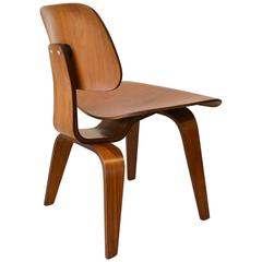 Vintage Eames DCW Stuhl aus geformtem Sperrholz:: um 1970