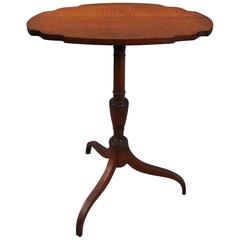 Antiker Federal Tiger Maple Oval Tilt-Top Lampenständer:: um 1850