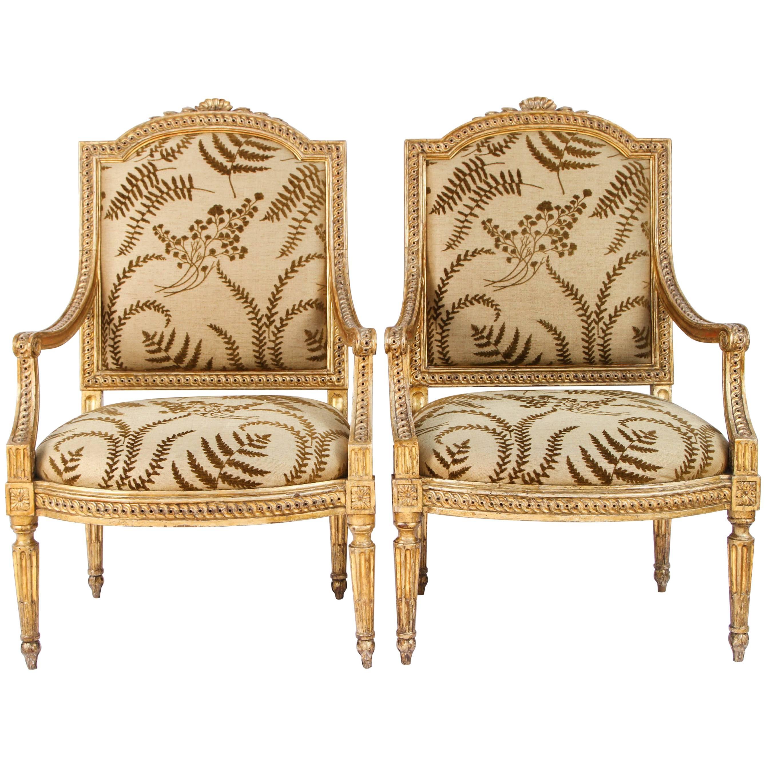 Paar italienische geschnitzte Sessel aus vergoldetem Holz aus dem 18. Jahrhundert