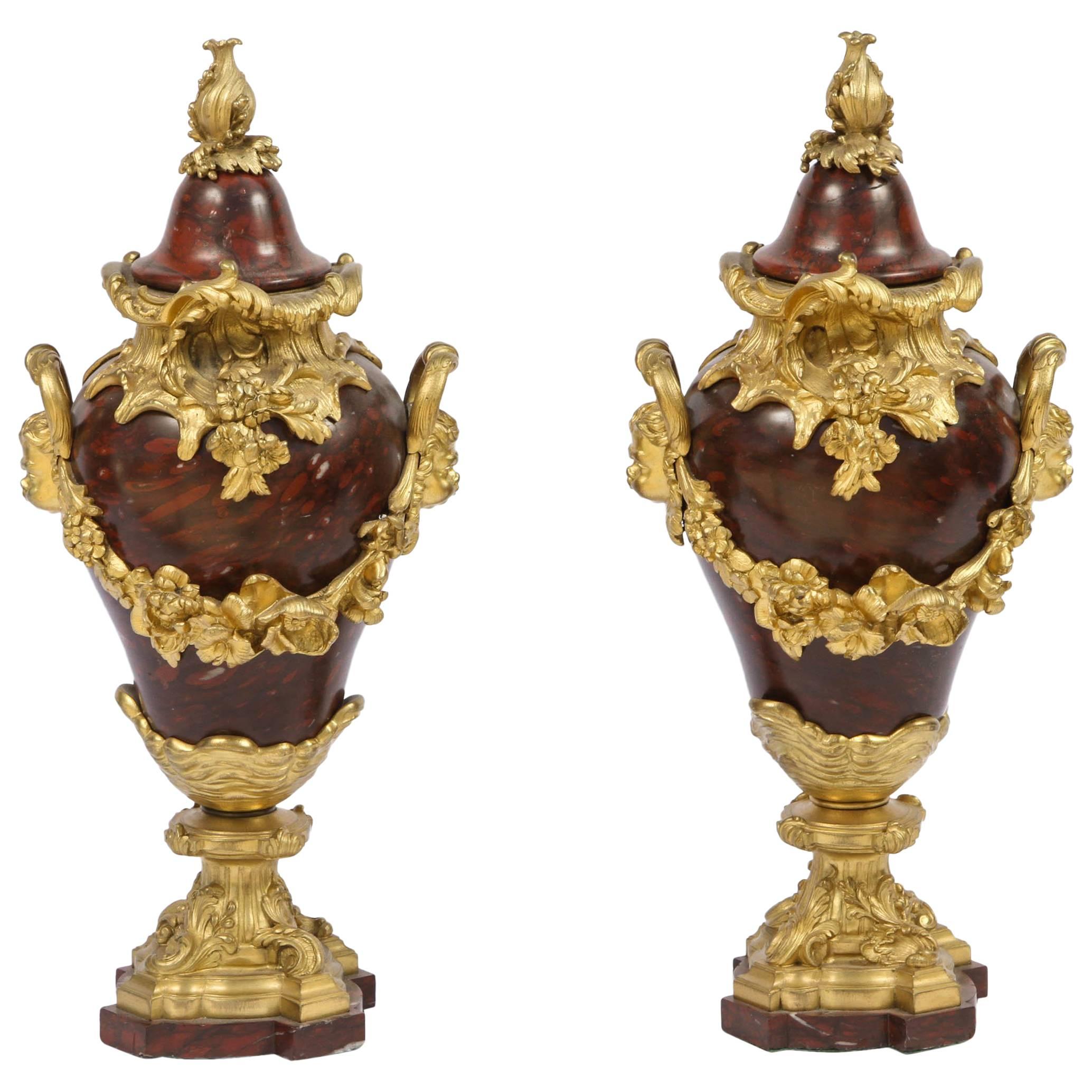 Paar französische Urnen aus rotem Marmor des 19. Jahrhunderts