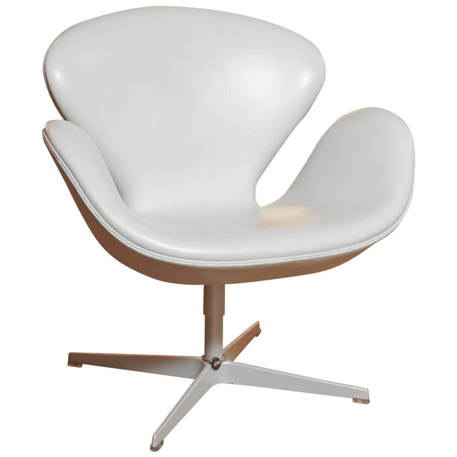 Swan 3120 by Arne Jacobsen For Sale