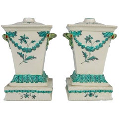 Paire de vases anglais du 18ème siècle avec garniture turquoise, vers 1780