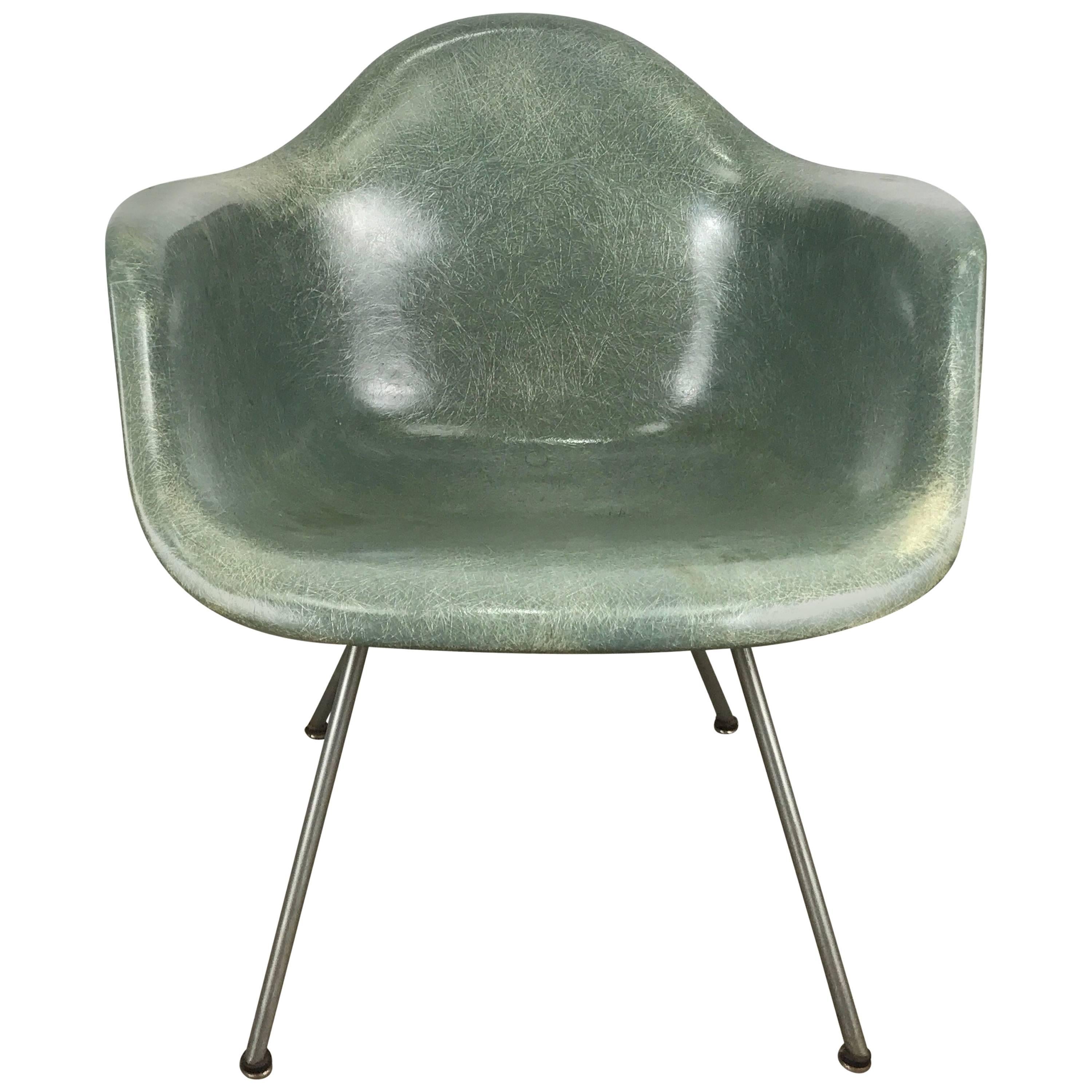 Classic Modernist Charles and Ray Eames Arm Shell Lounge Chair, Zenith For Sale