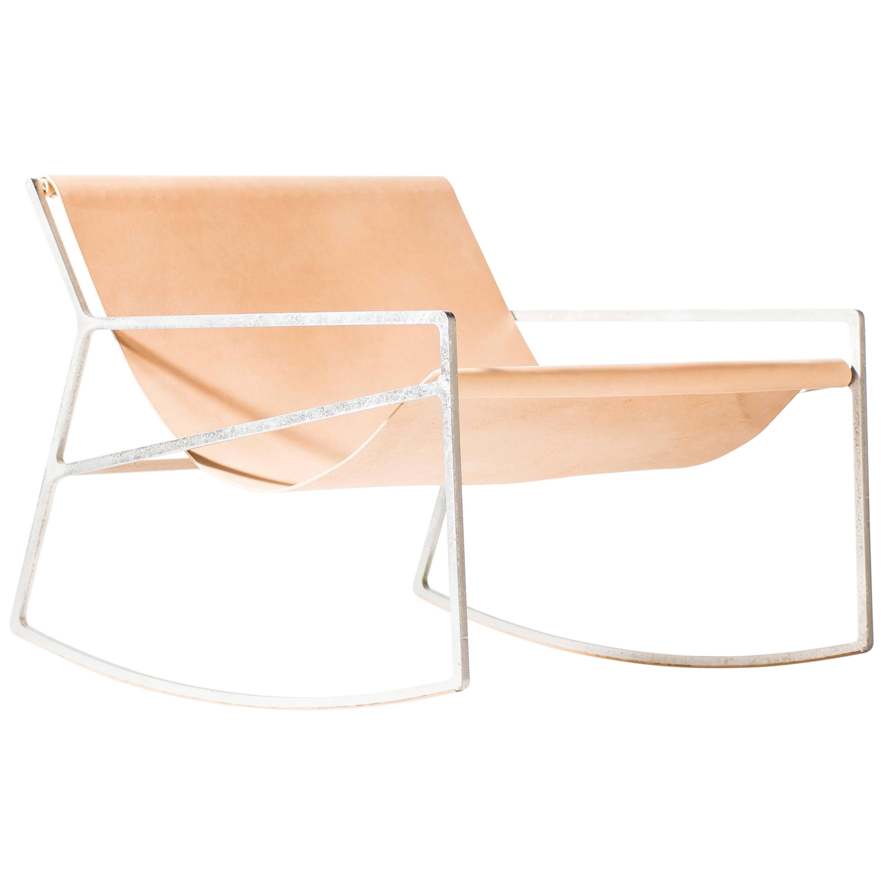 Chaise à bascule avec cadre en acier galvanisé découpé au laser et en cuir brun vif