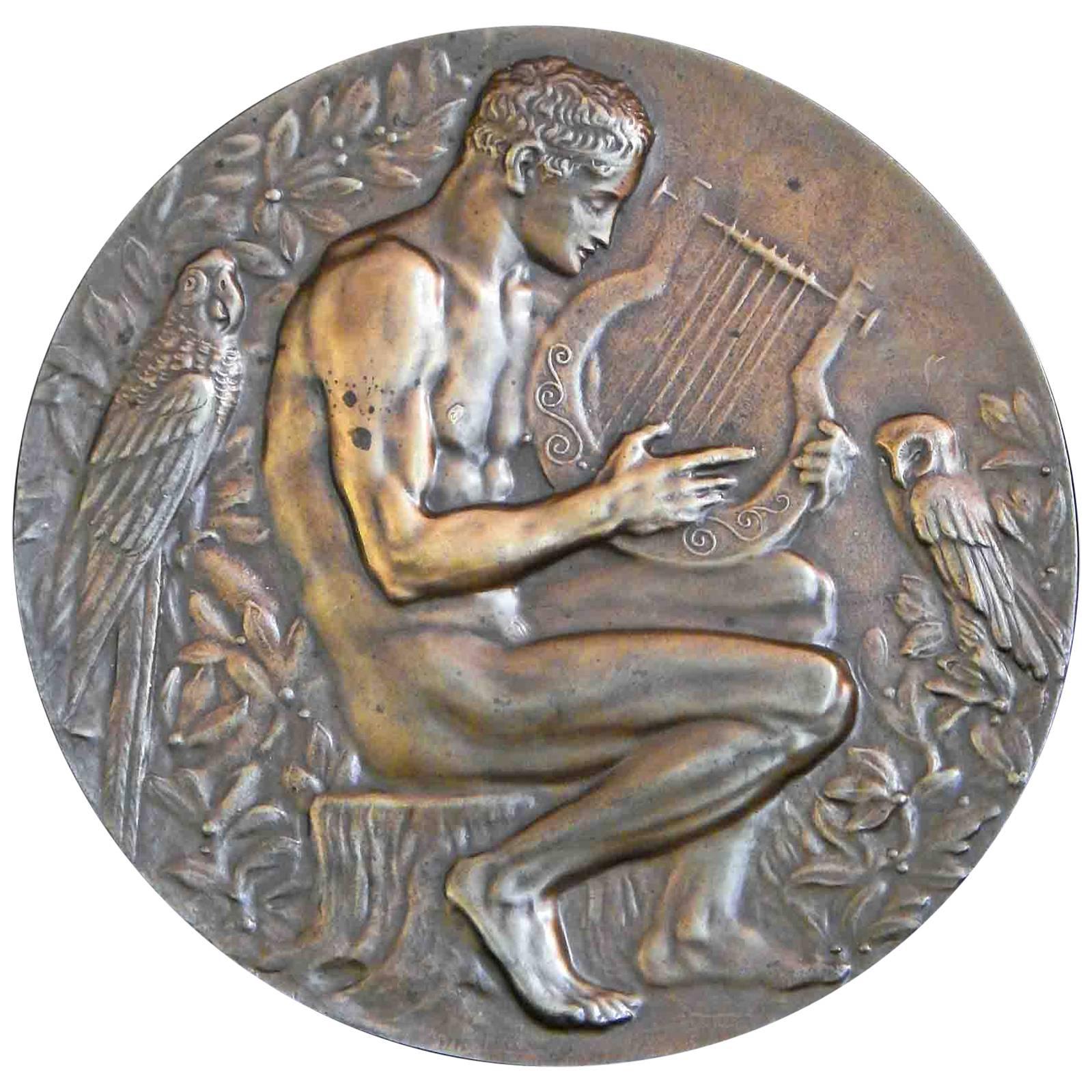 Seltener Art-Déco-Bronze-Rondell, "Nackter Orpheus mit Eule und Papagei", im Angebot
