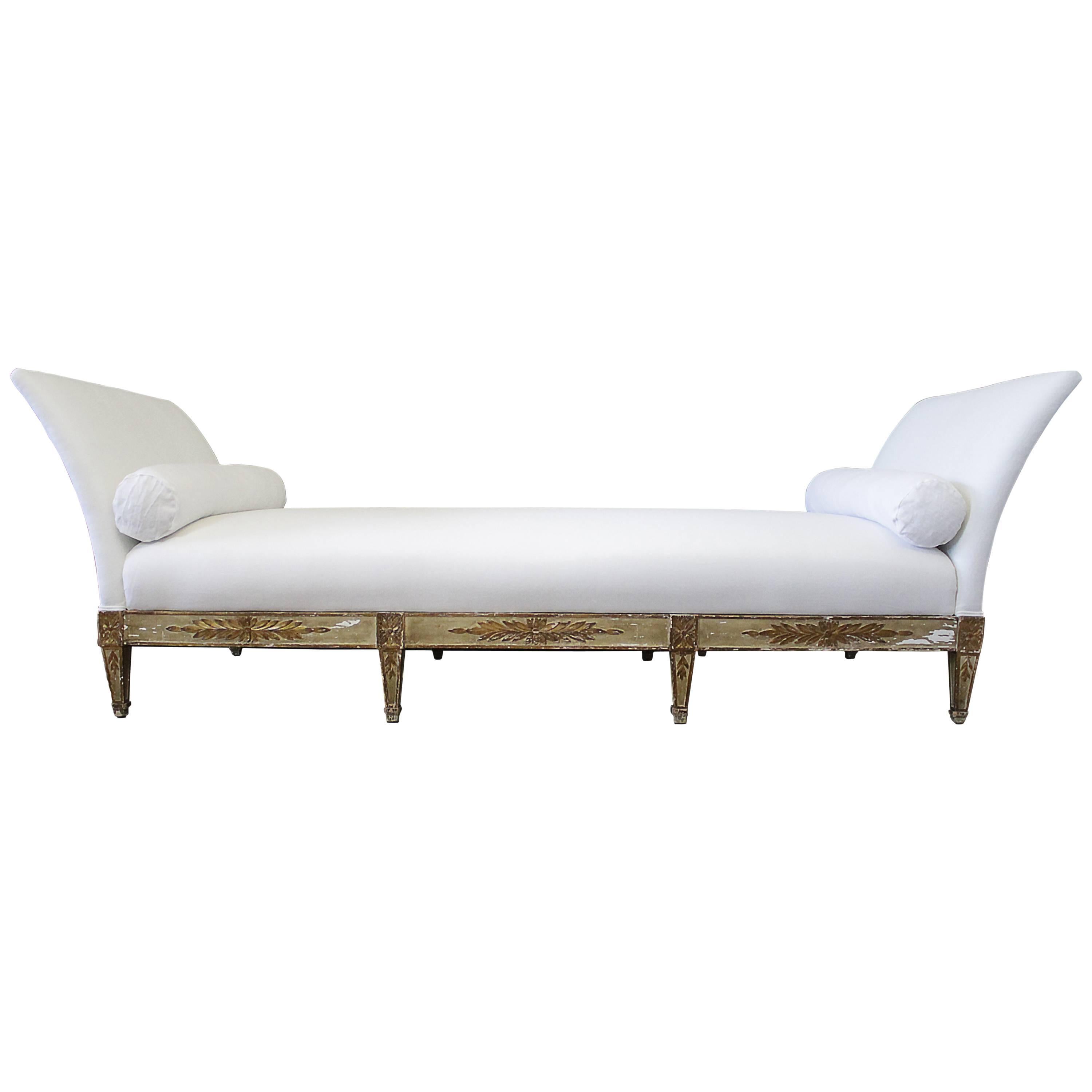 Early 20th Century Italian Style White Linen Upholstered Daybed