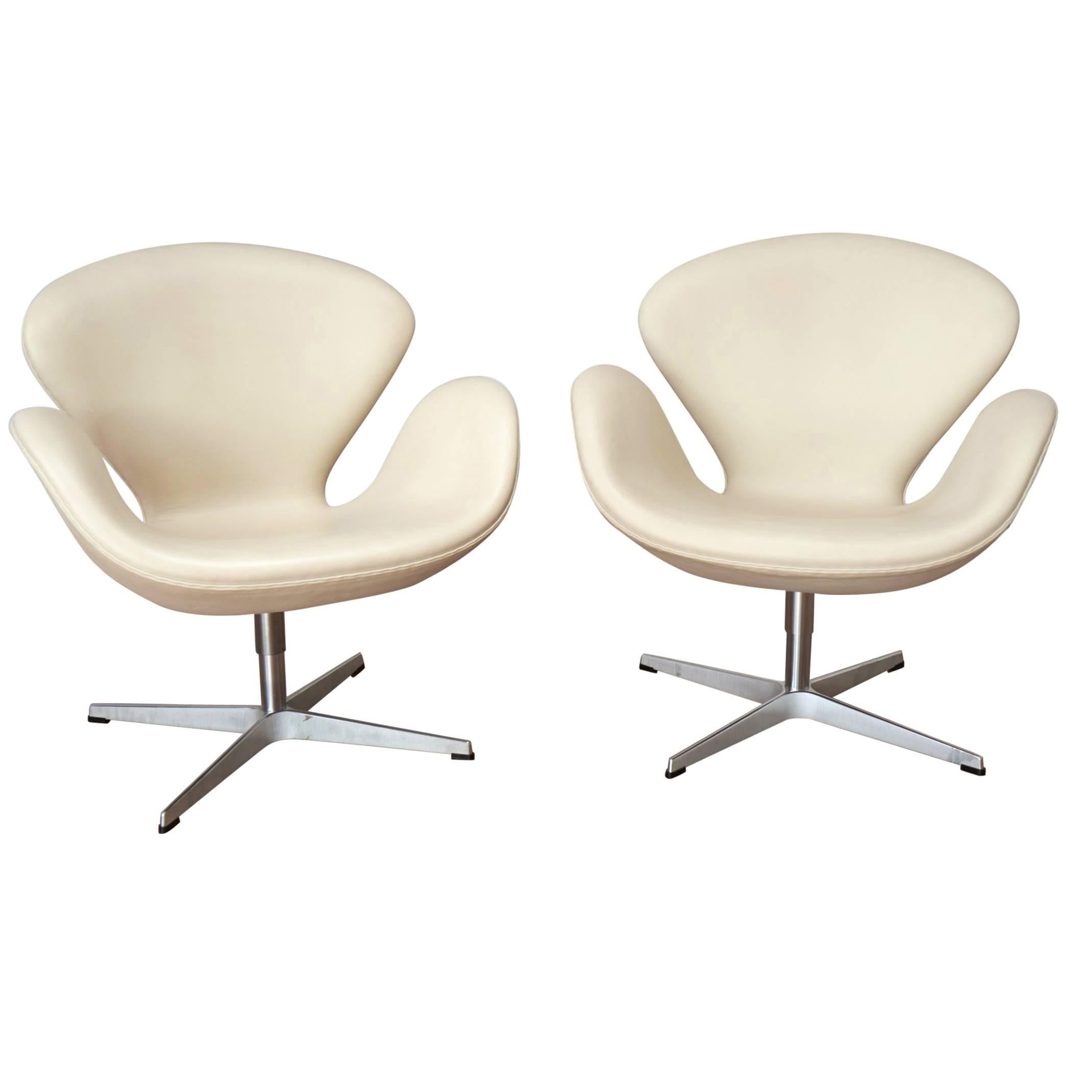 Pair of Arne Jacobsen 3320 Swan Chair For Sale