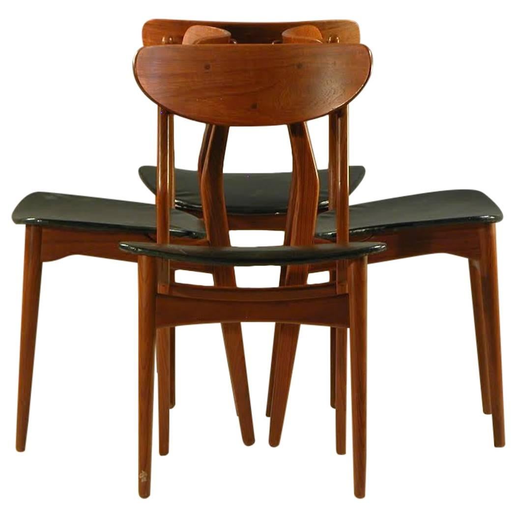 1960s Ensemble de huit chaises de salle à manger danoises en teck et simili cuir noir en vente