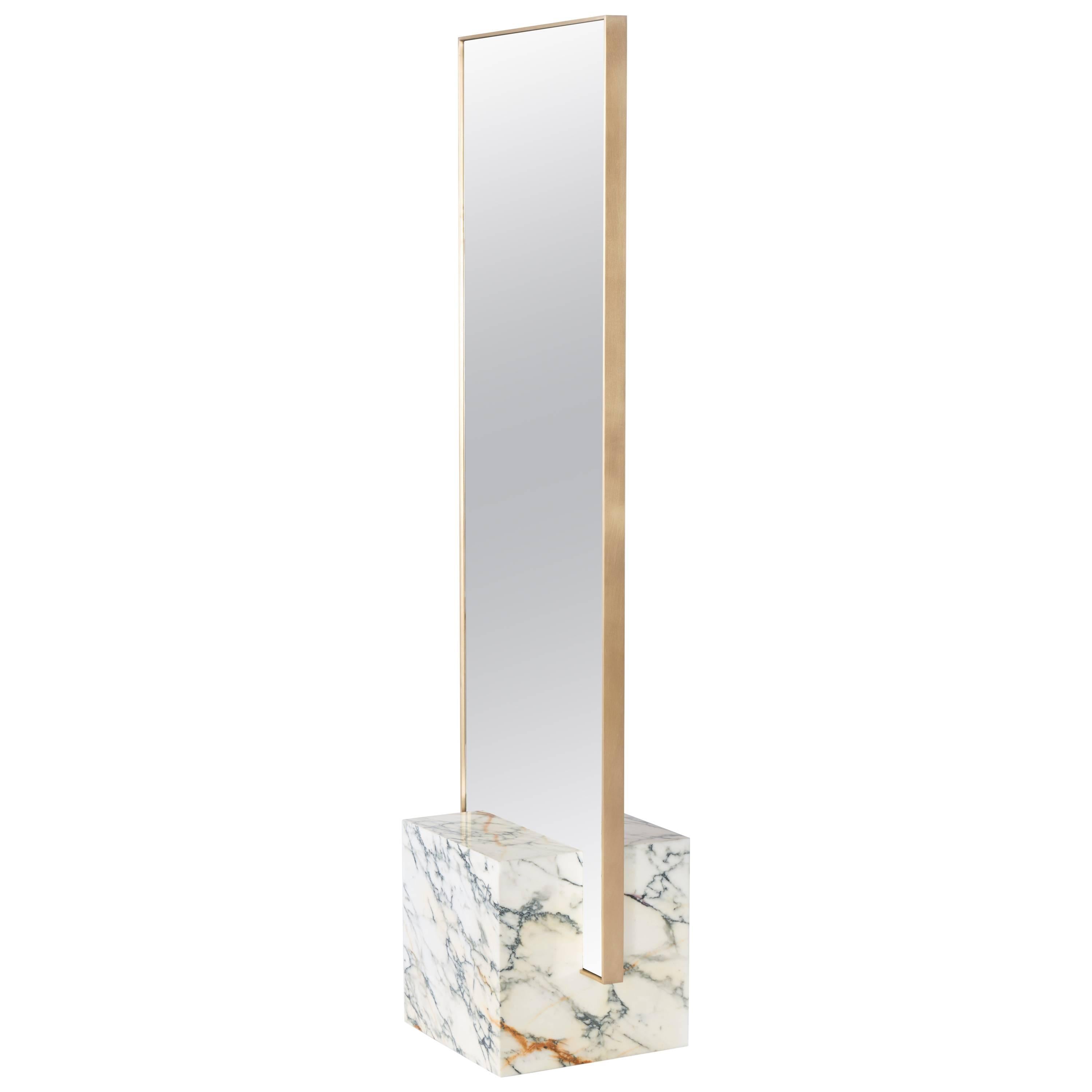 Miroir sur pied coexistant conçu par Arielle Assouline-Lichten