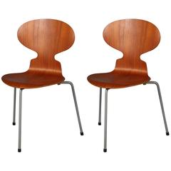 Zwei frühe dreibeinige Ameisenstühle von Arne Jacobsen