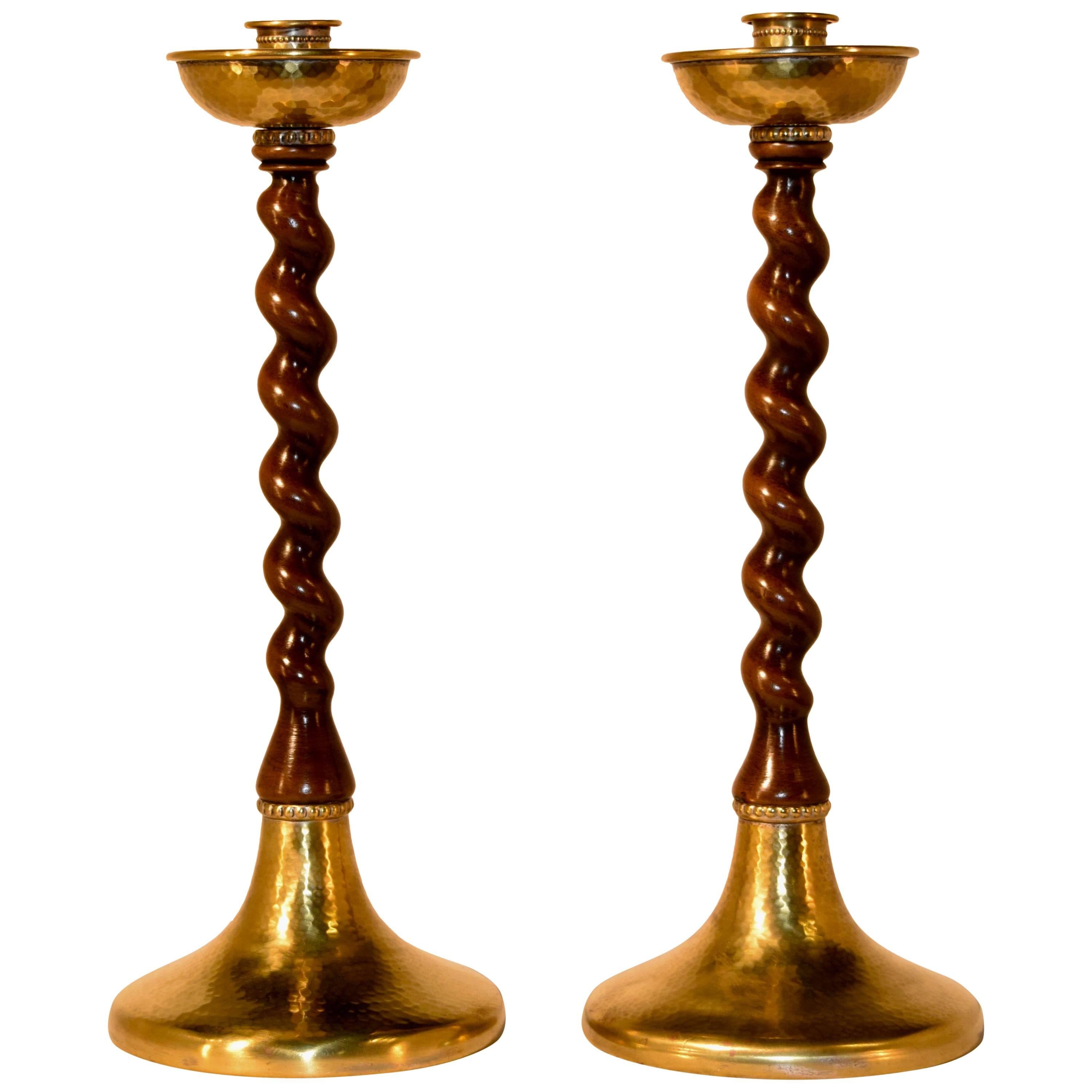 Paar Kerzenständer aus Nussbaumholz, 19. Jahrhundert