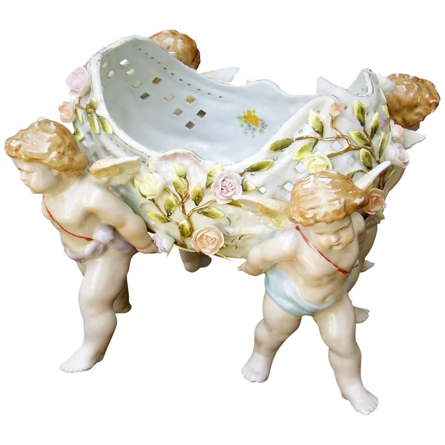 Jardinera o centro de mesa de porcelana vienesa del siglo XIX con figura de querubín en venta