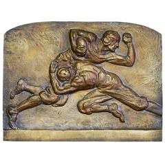 „Football Tackle“, einzigartige skulpturale Bronzeskulpturtafel aus der Mitte des Jahrhunderts von Torrey