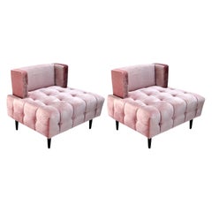 Paire de chaises longues en velours de soie rose matelassé personnalisées par Adesso Imports