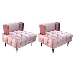 Coppia di sedie da salotto personalizzate in velluto di seta rosa di Adesso Imports