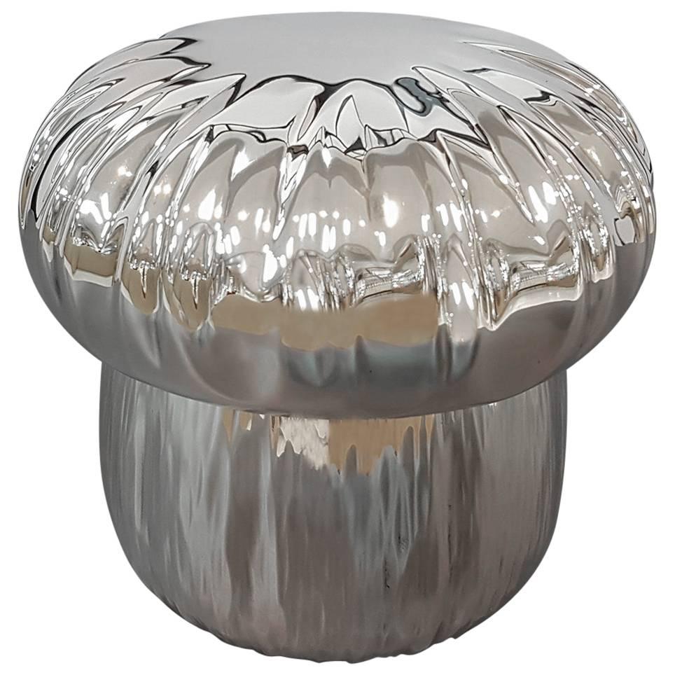 Scatola d'argento italiana a forma di mushroon del XX secolo. Embosse e cesellate a mano in vendita