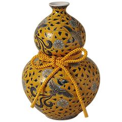Japanese Yellow Contemporary Gilded Hand-Painted Porcelain Vase by Sho-Un 11