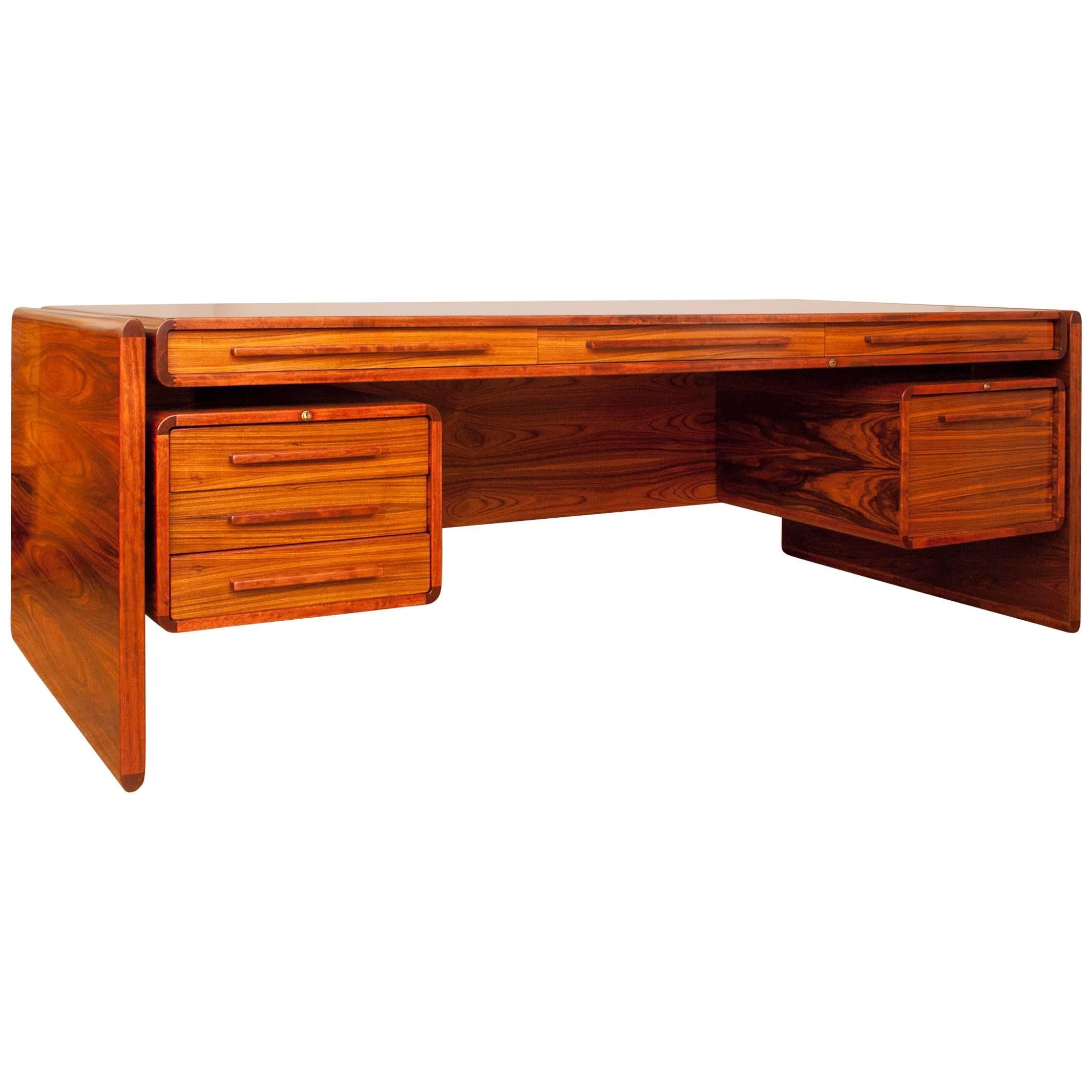 Awesome Large Mid-Century Rosewood Executive Desk beautifully crafted For Sale