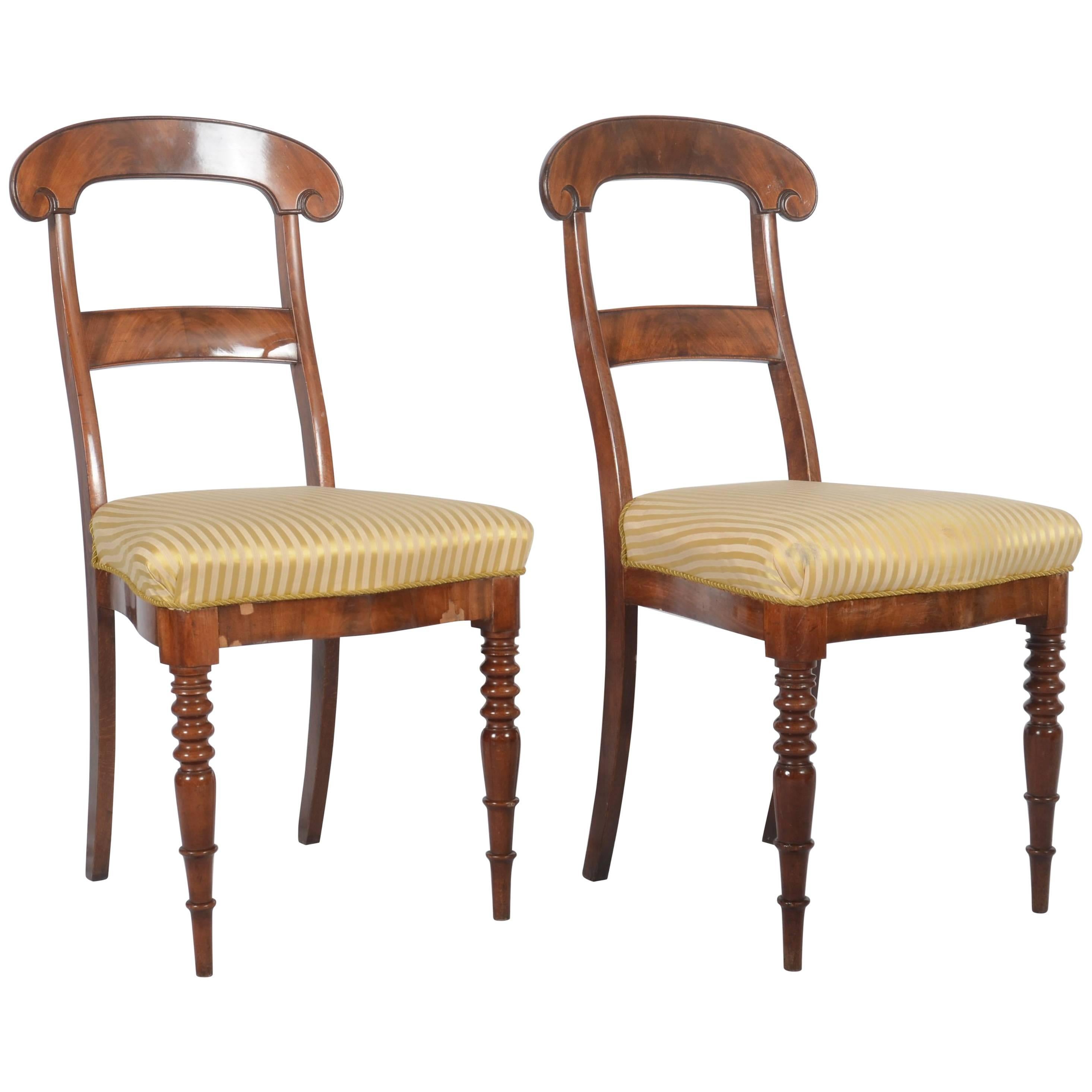 Paar Stühle aus Nussbaumholz in Form von 1850 im Angebot
