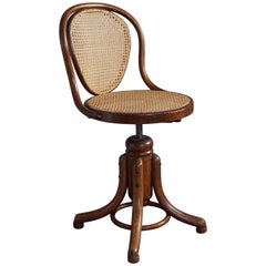 Élégante chaise de bureau ou de piano pivotante viennoise Thonet en bois de dentelle et sangles pour dames