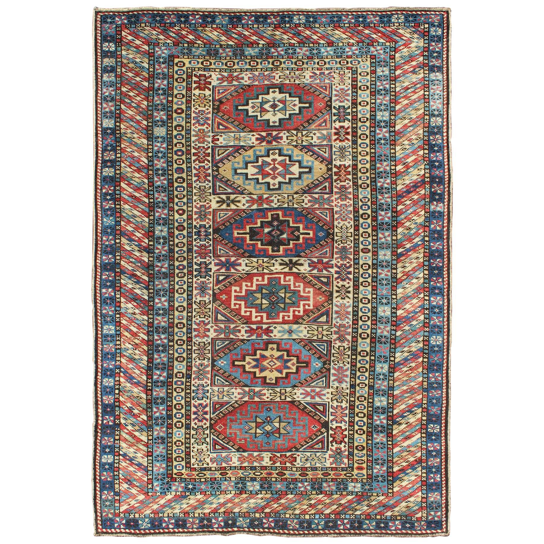 Antiker kaukasischer Teppich mit sechs zentralen Medaillons und aufwändigen geometrischen Bordüren