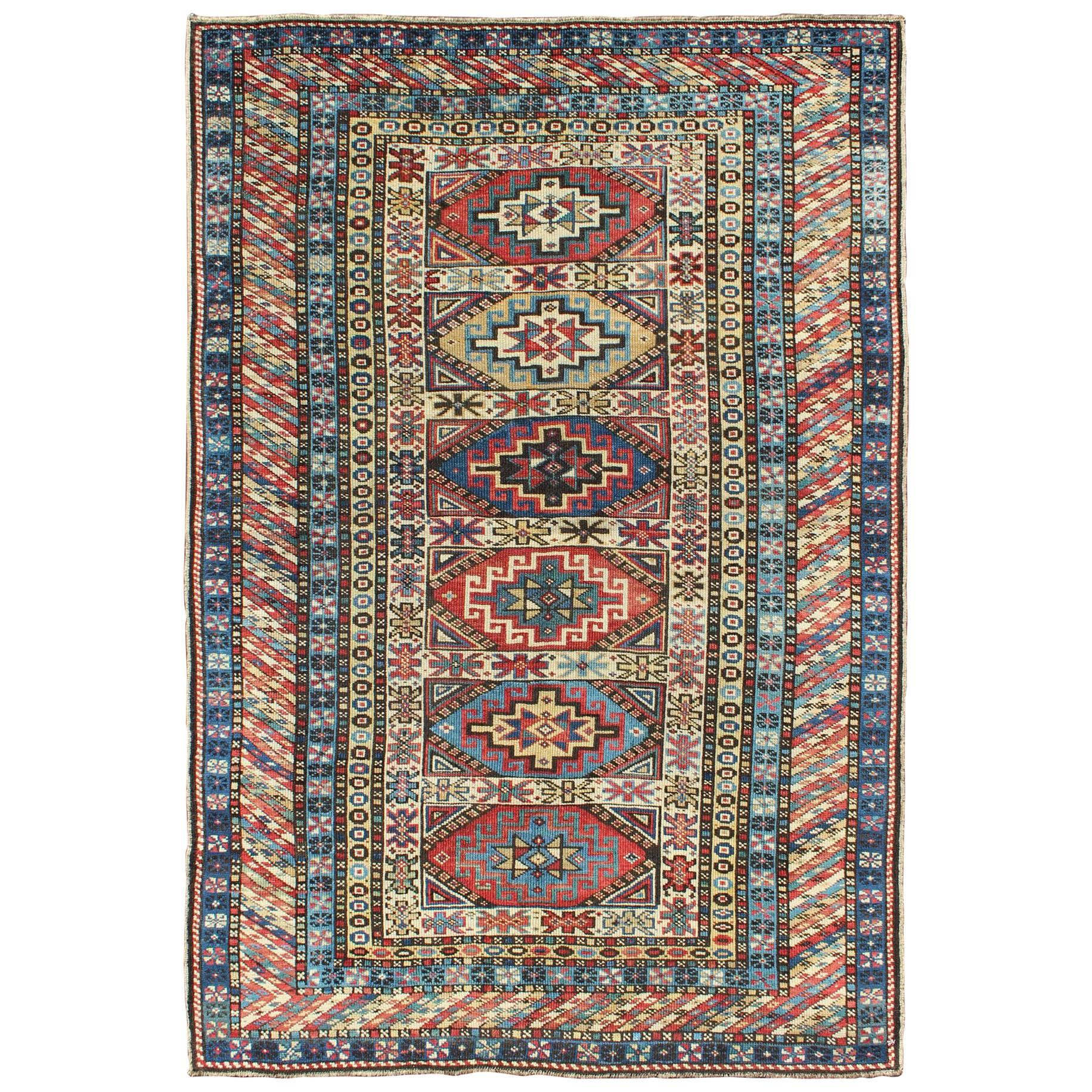 Tapis caucasien ancien avec six médaillons centraux et bordures géométriques complexes