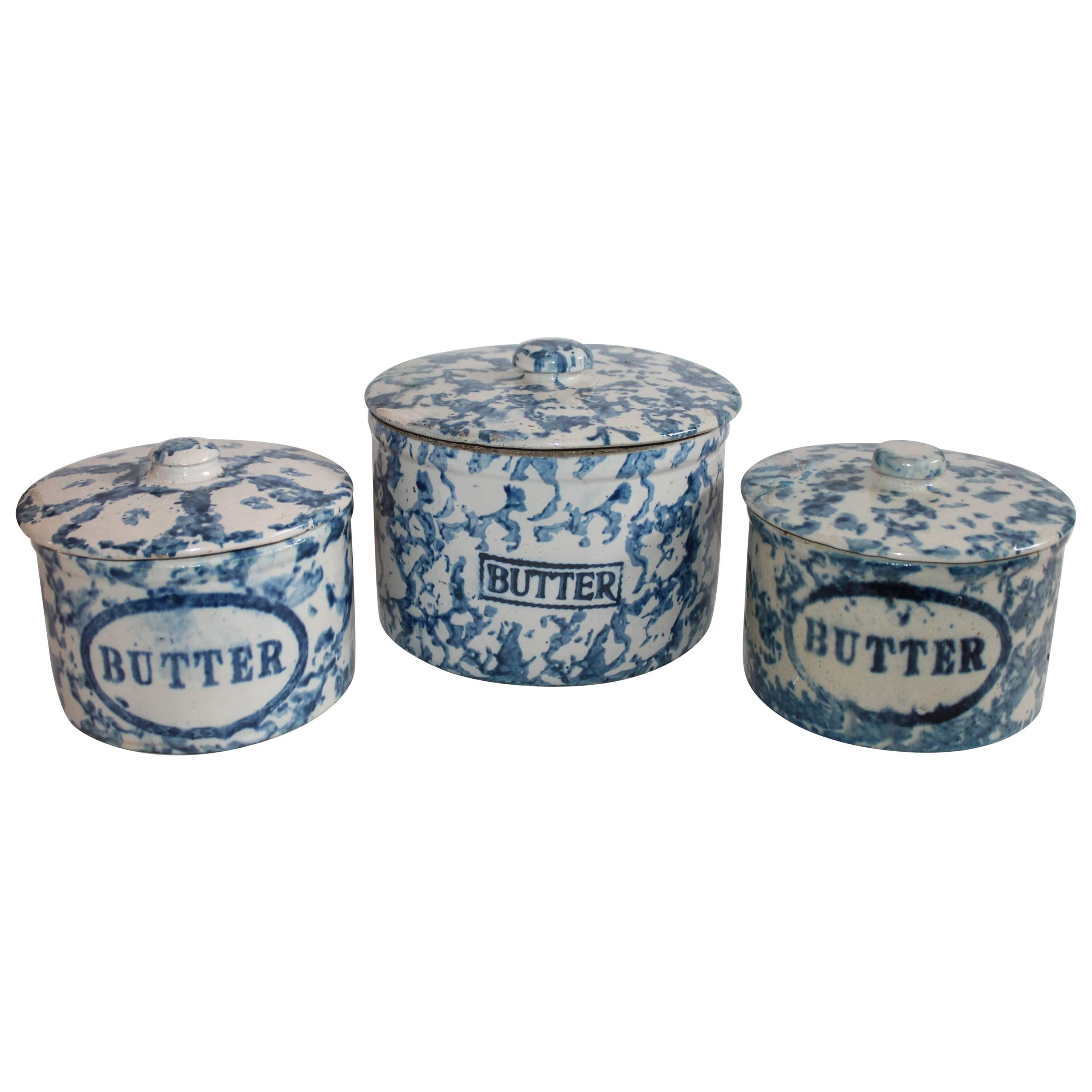 Kollektion von drei Butterköpfen aus Spongeware-Keramik, 19. Jahrhundert