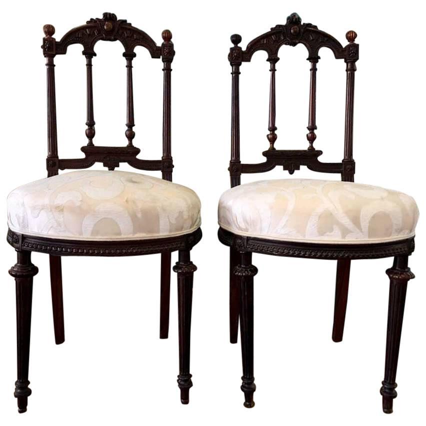 Paire de petites chaises d'appoint françaises du 19ème siècle en noyer sculpté