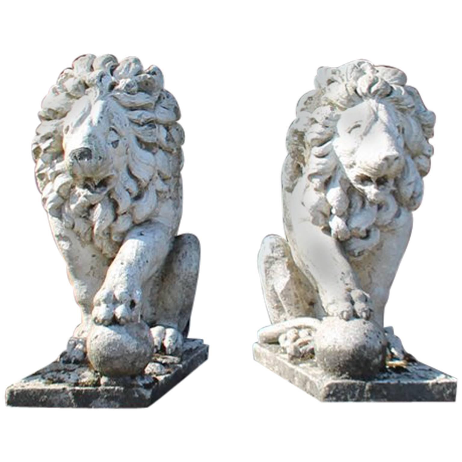 Paire de lions français en pierre calcaire du 19ème siècle