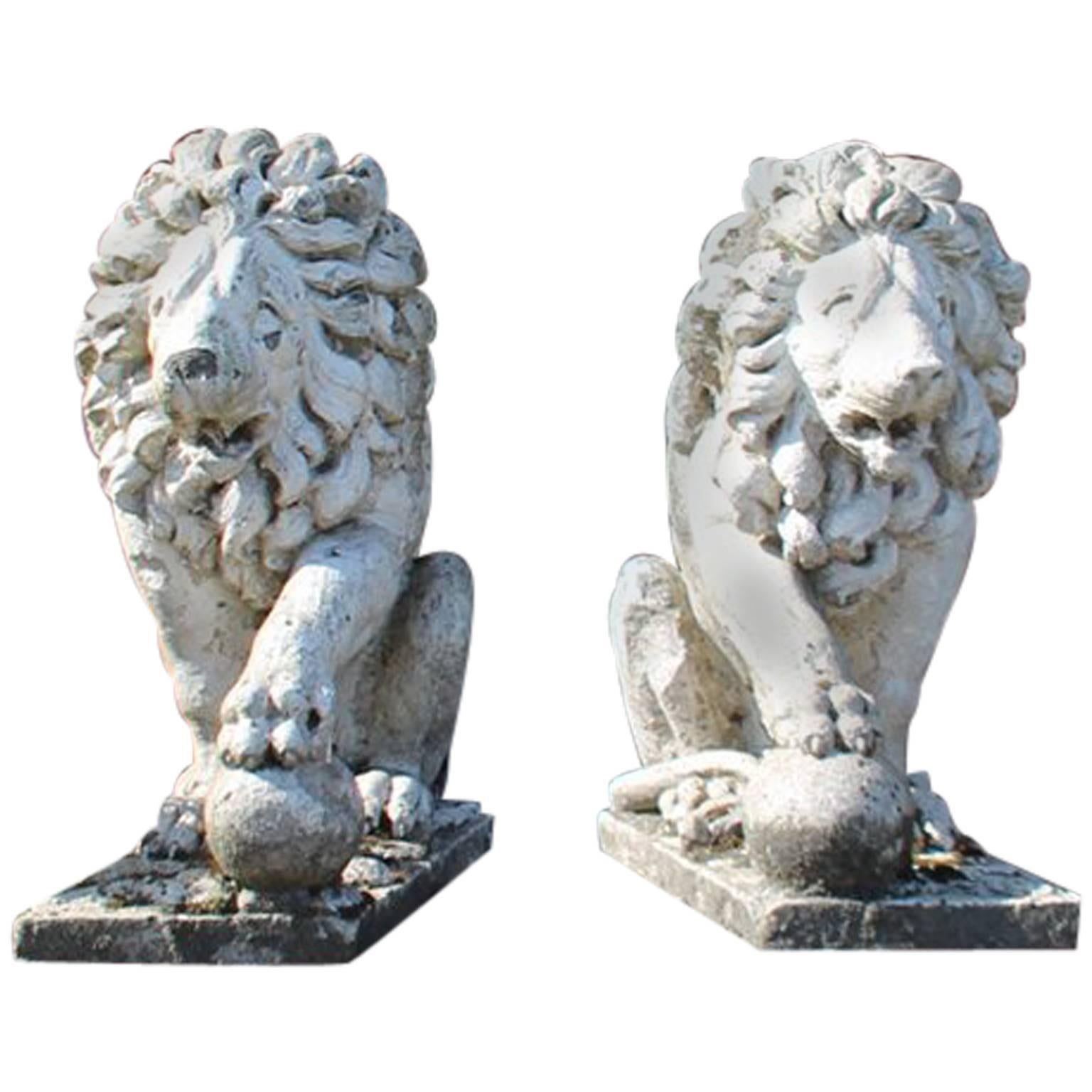 Pareja de leones franceses de piedra caliza del siglo XIX