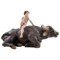 Seltene Royal Copenhagen Figur, Nackter Junge auf Wasserbüffel