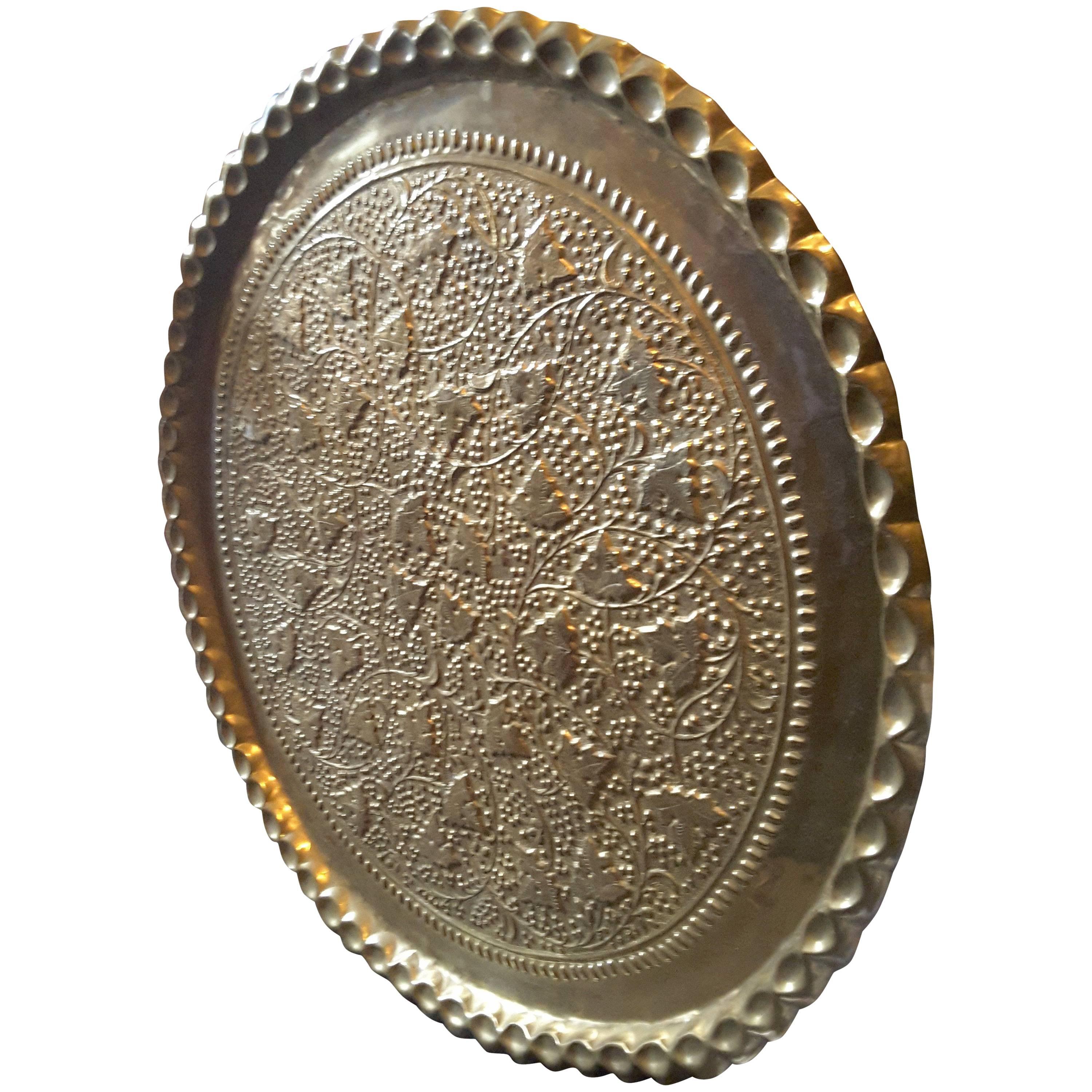 Couchtisch mit Tablett aus Messing auf Mahagoni-Sockel, Blatt- und Vine-Muster, Mid-Century im Angebot