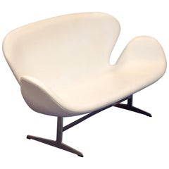 Arne Jacobsen Swan Settee for Fritz Hansen 8
