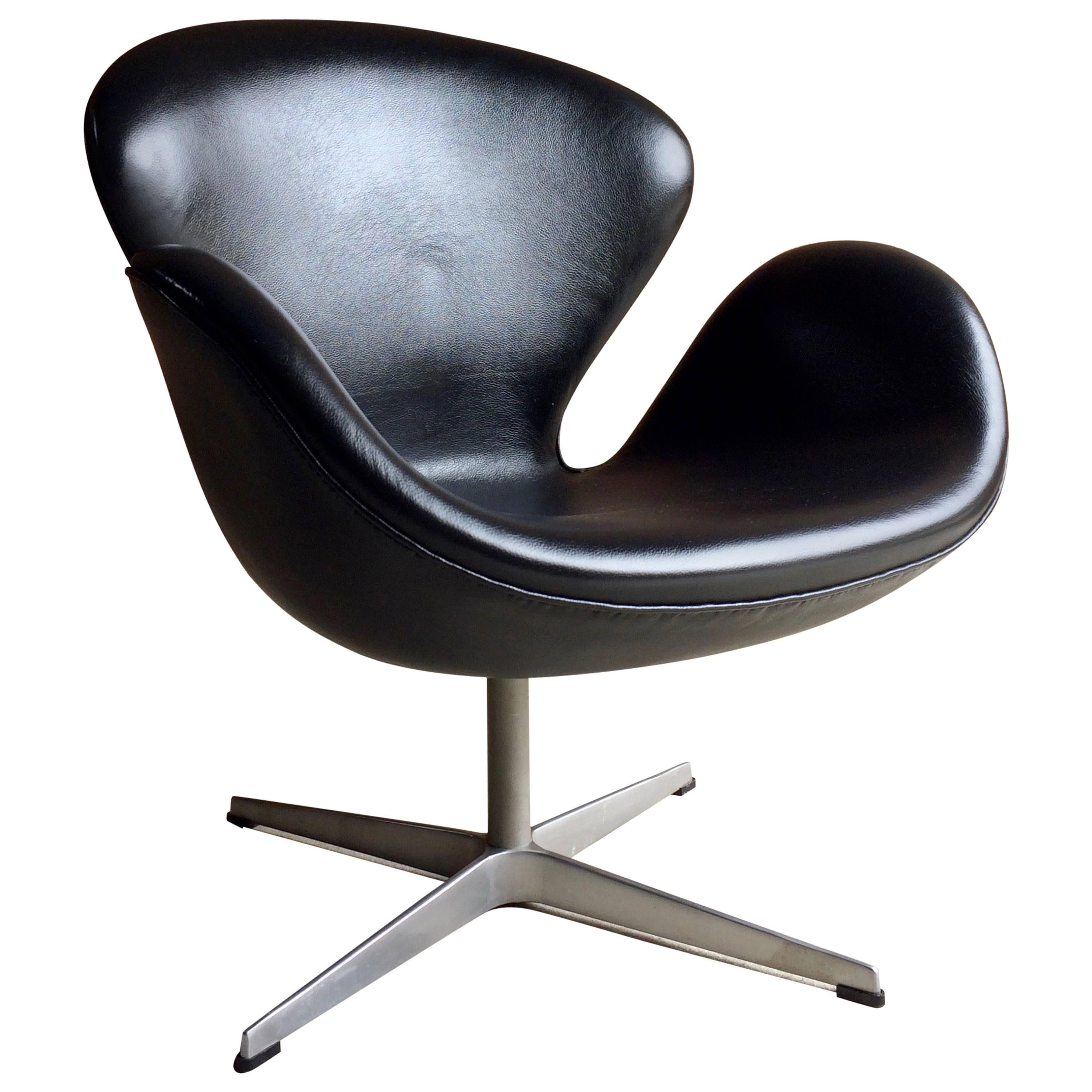 Arne Jacobsen Swan Chair Black Leather for Fritz Hansen, 2002, Danish
