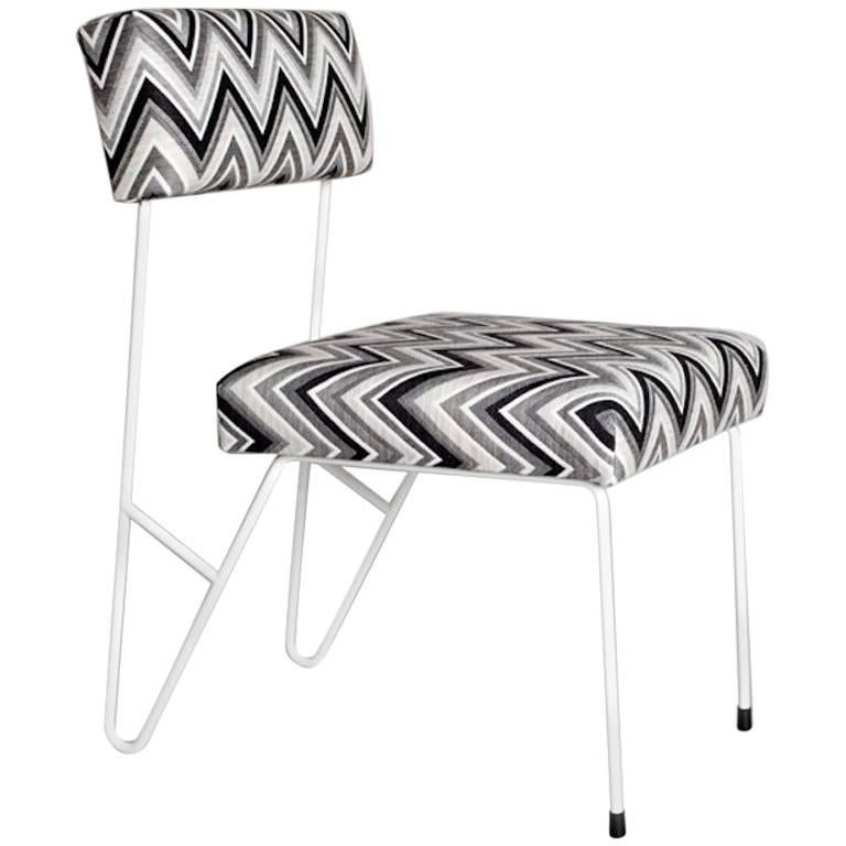 Inspirée par la simplicité du design Mid-Century, la chaise de salle à manger fay est créée à partir d'un cadre en acier inoxydable revêtu de poudre et d'une mousse d'extérieur spécialisée. Le design est minimal et léger, mais la construction de la