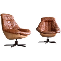 H. W. Klein Paire de fauteuils en cuir Silhouette de couleur cognac pour Bramin